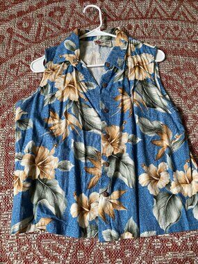 Hilo Hattie Sleeveless Button Up Top